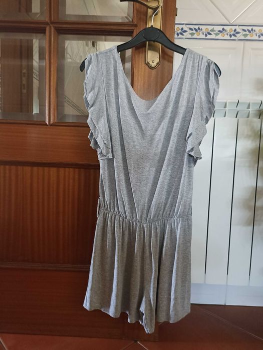 Macacão cinzento, de verão