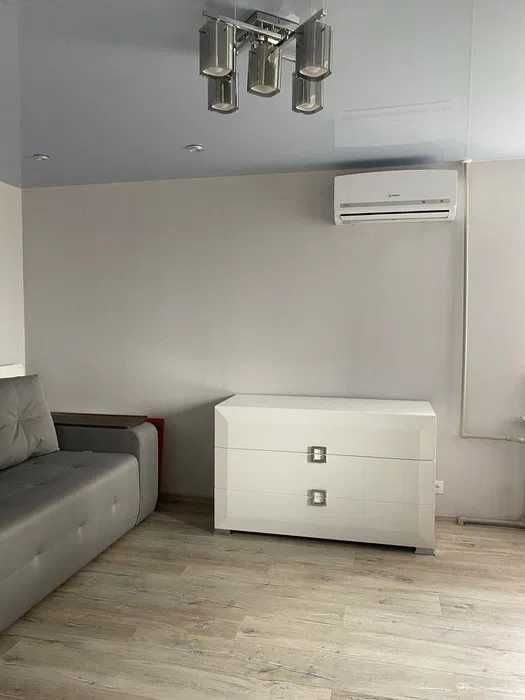 Продаю 1-к  37м2  Центр,  Левада, Проспект Гагарина , пл. Конституции