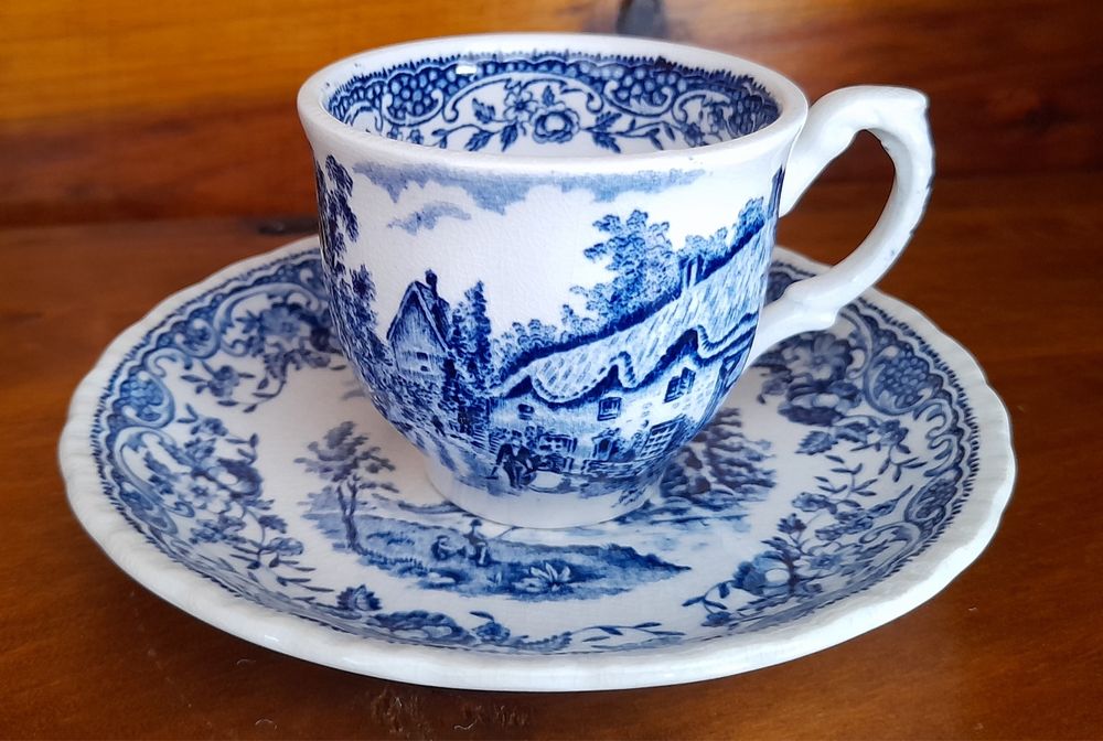 Conjunto chávena e pires Royal Tudor Ware