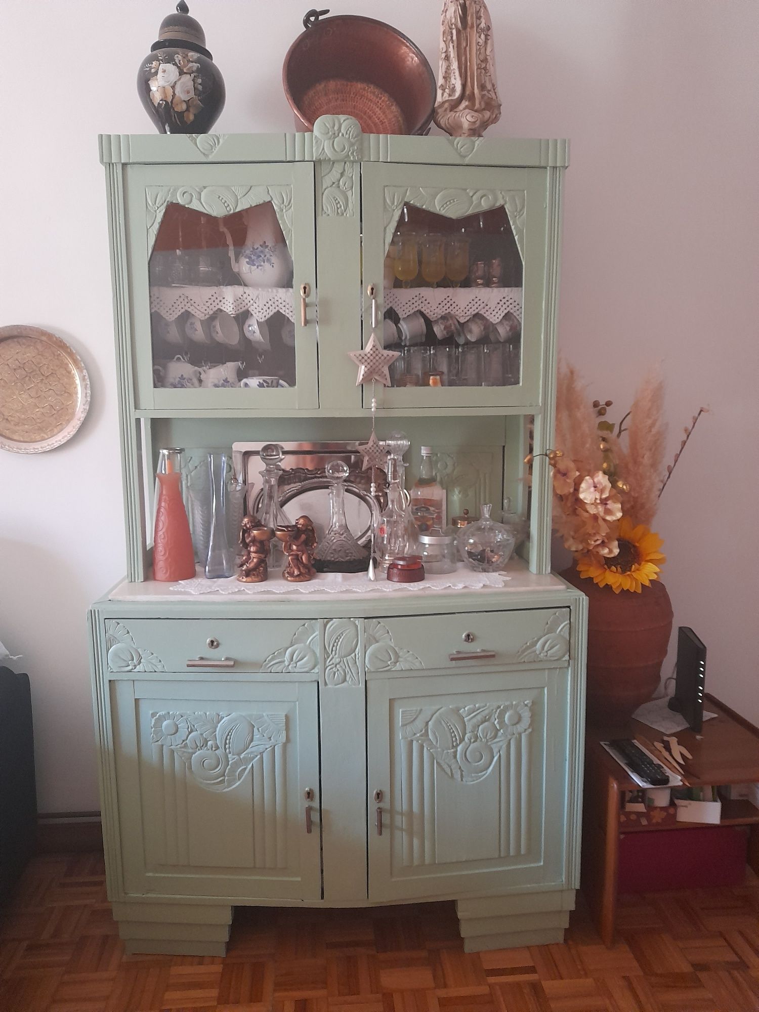 Loiceiro  ou Guarda loiças antigo e remodelado.