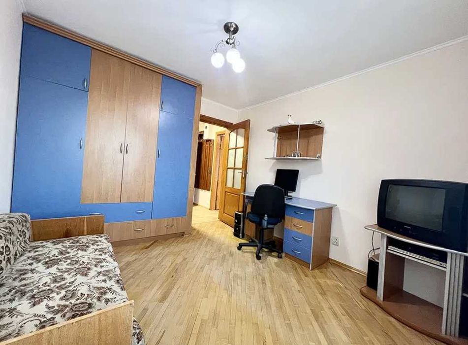 2кім 52м + кладовка Кармелюка / поруч озеро