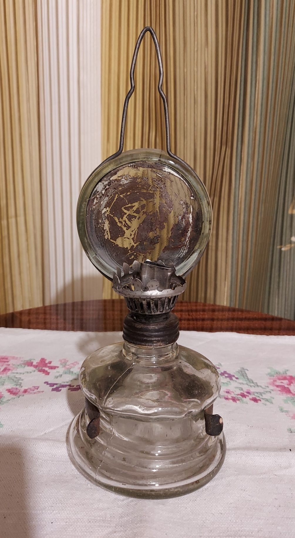 Stara lampa lampka naftowa biała