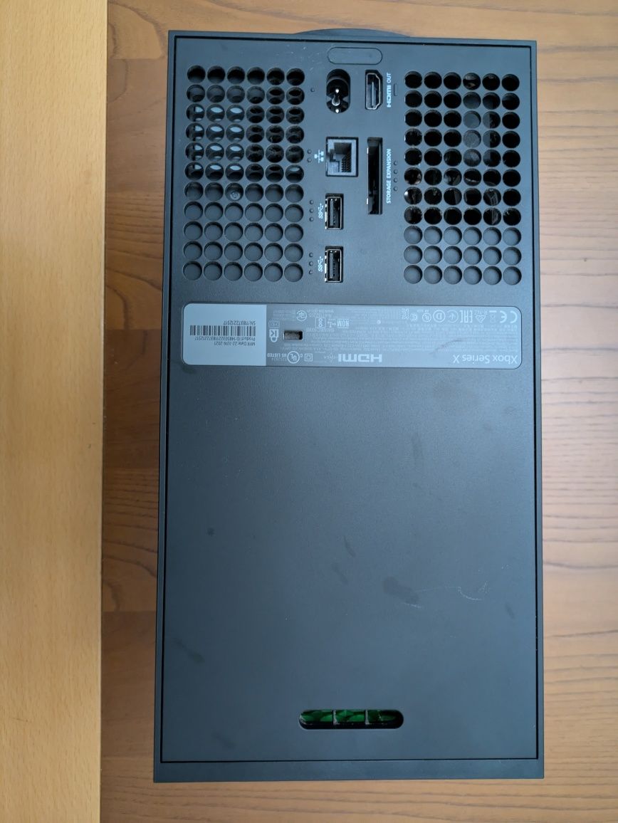Xbox Series X 1TB preta com comando e acessórios originais