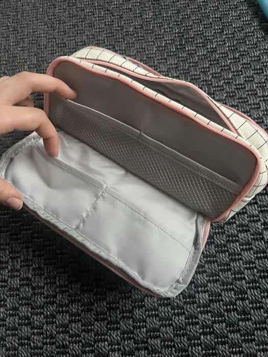 Piórnik angoo w kratkę biało różowy