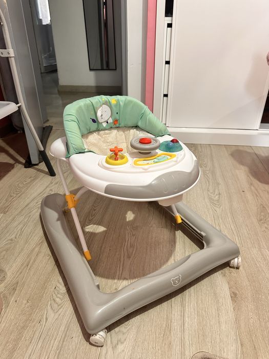 Andador de bebê com música