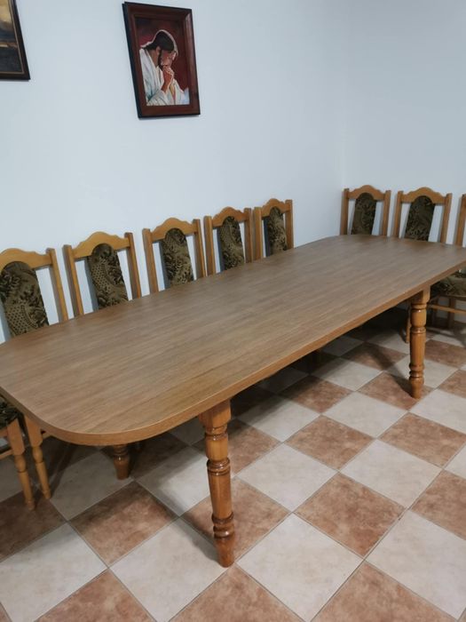 Do salonu, stół, 10x krzeseł, komoda, kredens