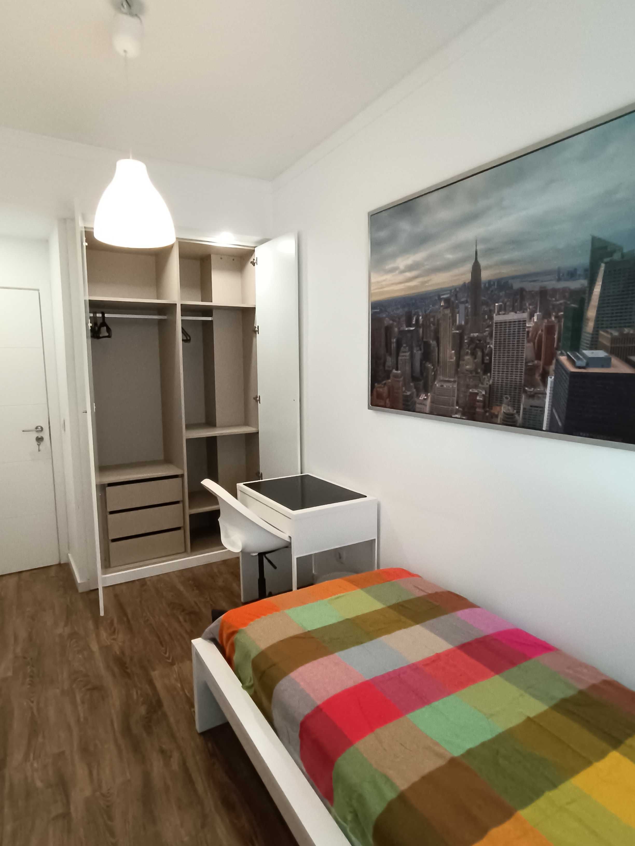 Alugo quarto estudante universitária em Algés, junto ao Mercado