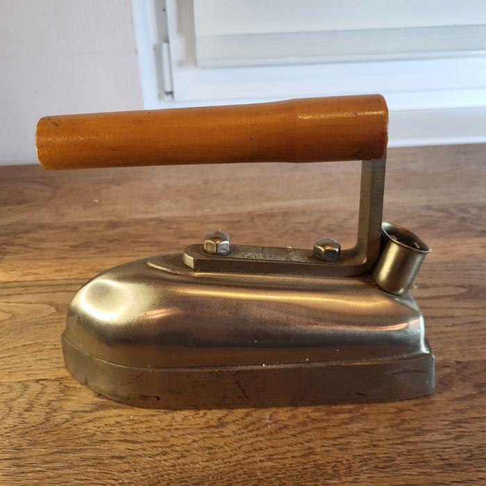 Stare żelazko elektryczne z drewnianą rączką