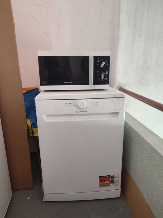 Máquina lavar louça Indesit + micro-ondas Samsung