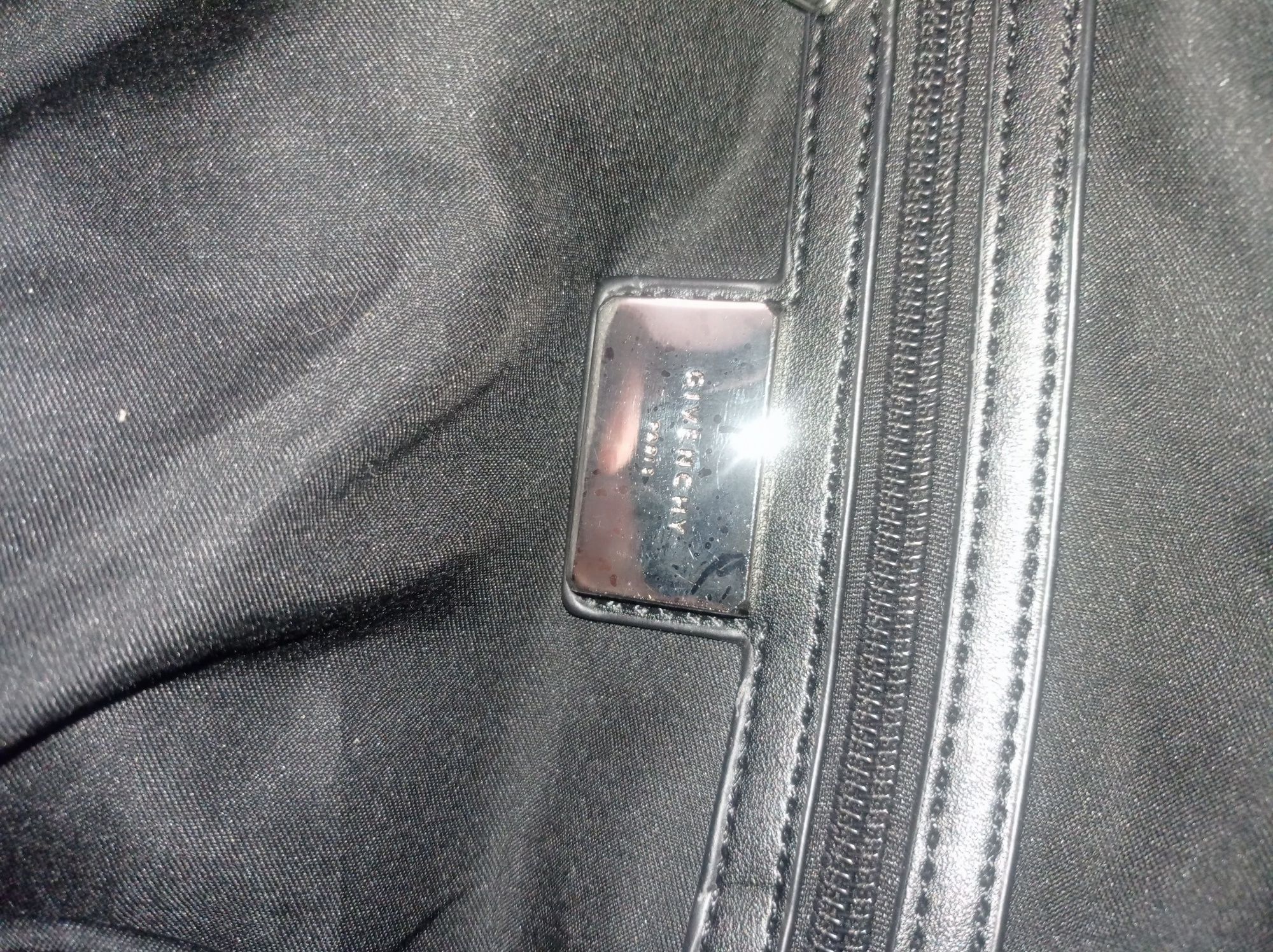 Дорожная сумка Givenchy.