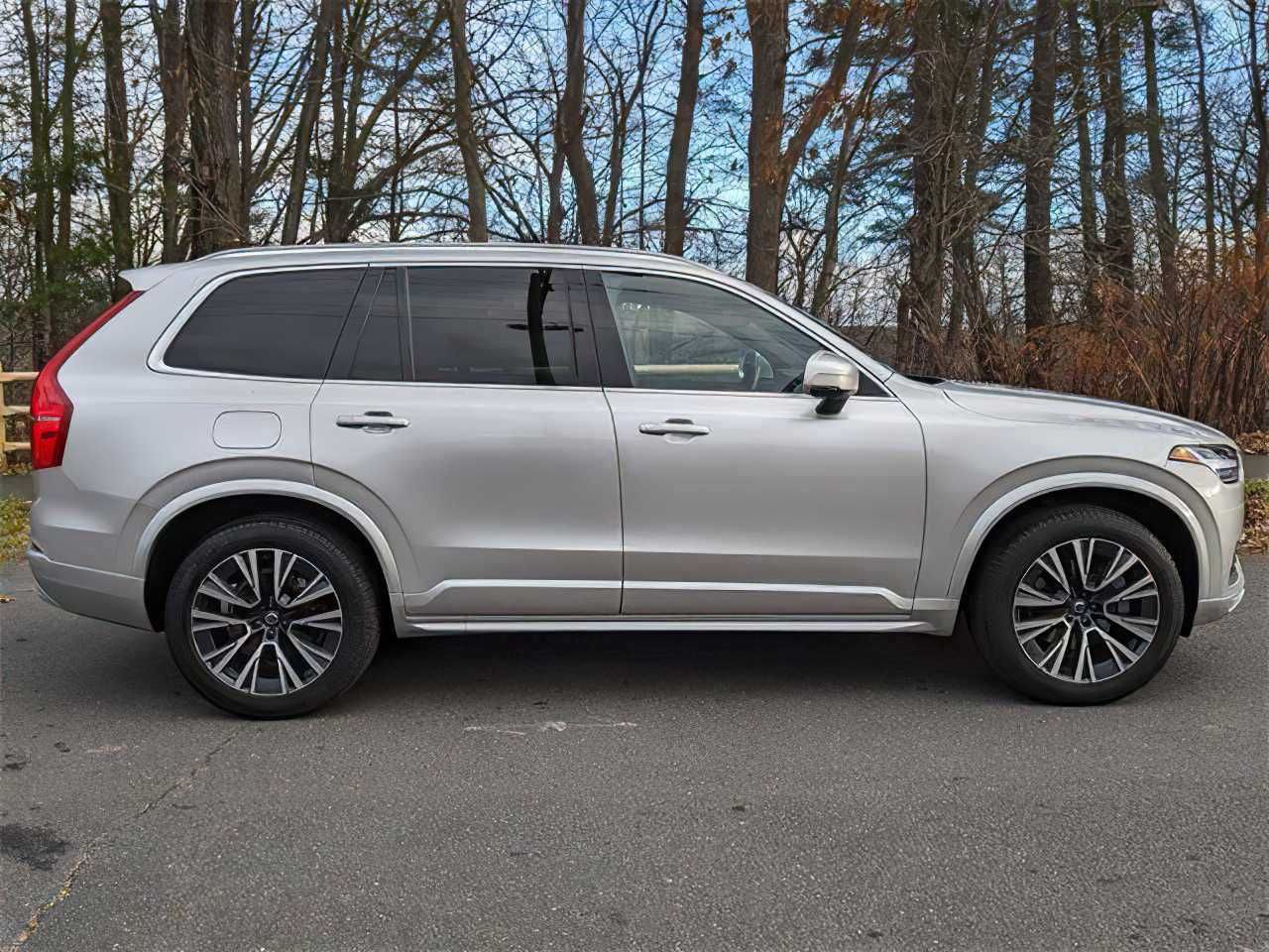 2022 Volvo XC90 T6 Momentum 7-Passenger