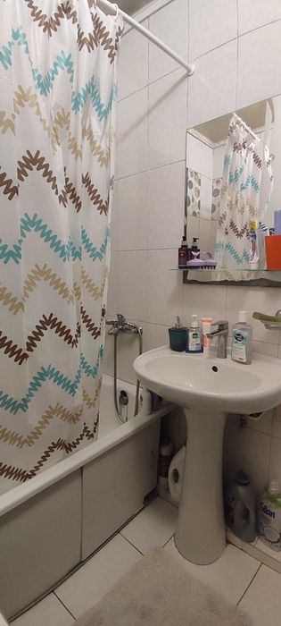 Здається окрема кімната для дівчини