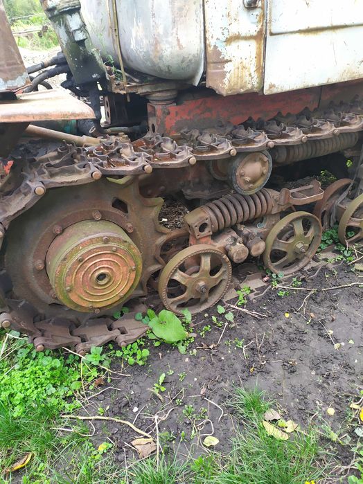 Трактор Т-150 гусеничний. Плуг окремо.