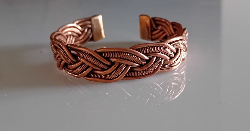 Pleciona bransoletka miedziana.