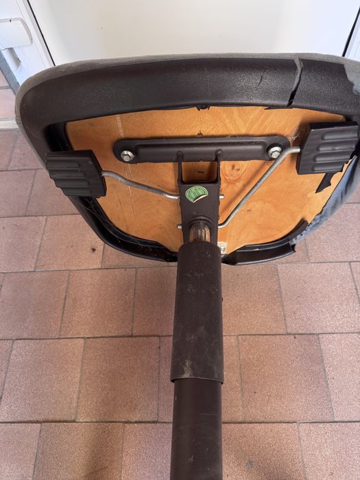 Продам стілець на колесах.