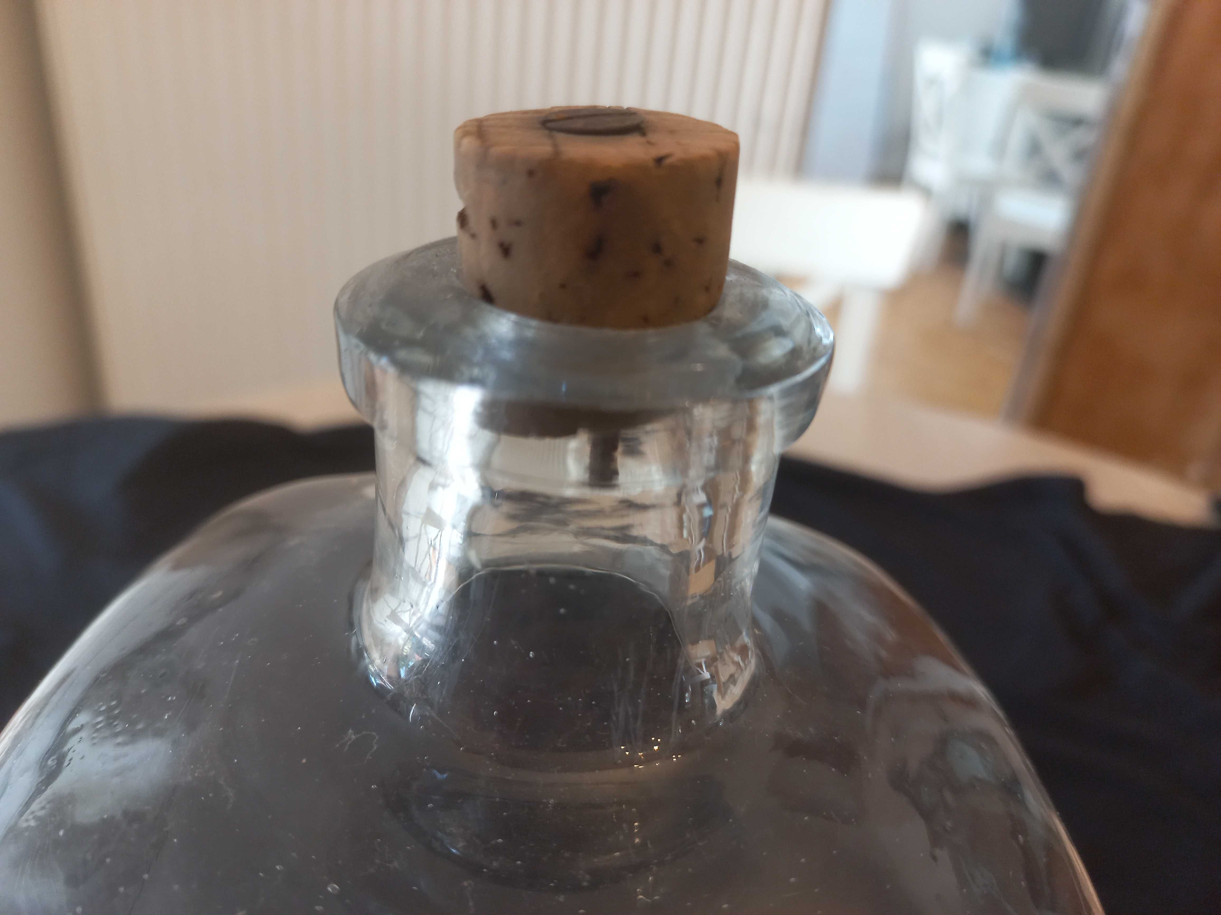 stara masywna olbrzymia butelka