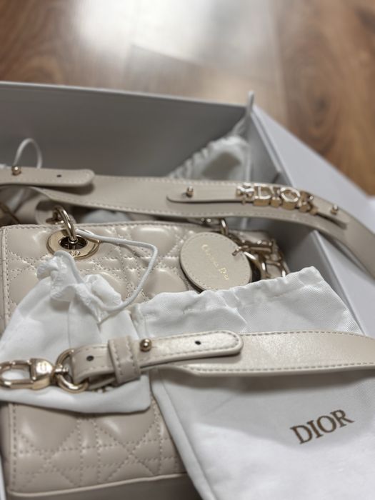 Piekna torebka Kremowa