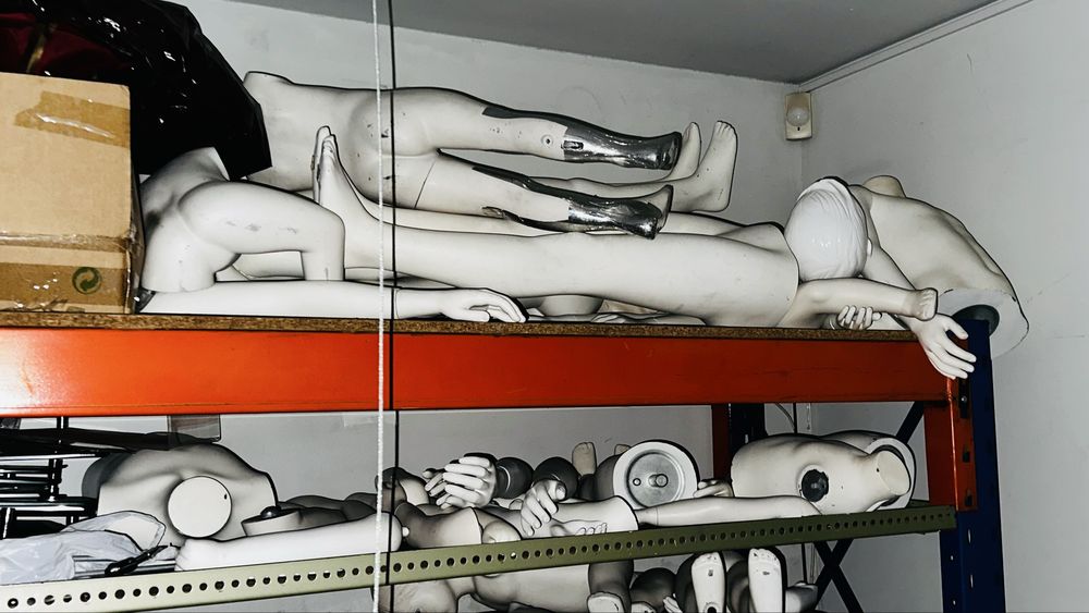 Vários manequins de loja criança