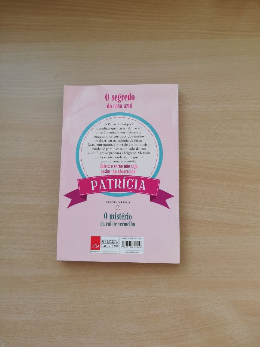 Livro " O segredo da casa azul" da coleção Patrícia