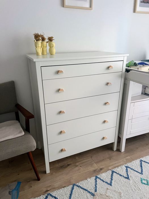Cómoda IKEA KOPPANG branca com puxadores Zara Home