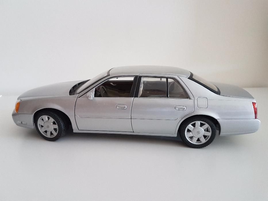 Miniatura Cadillac DeVille 2000 Maisto Escala 1:18