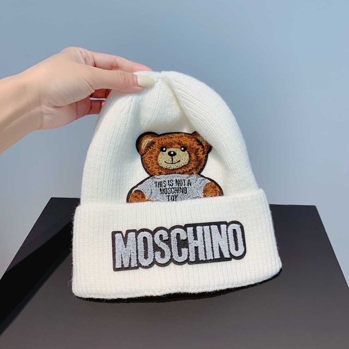 Czapki zimowe Moschino