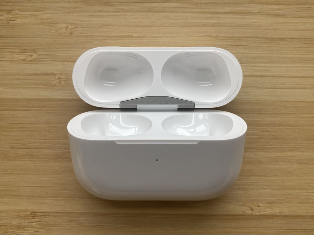 Новий оригінальний зарядний кейс Apple AirPods Pro 2 Lightning/USB-C