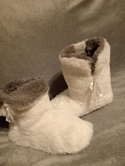 Женские и детские тапочки.