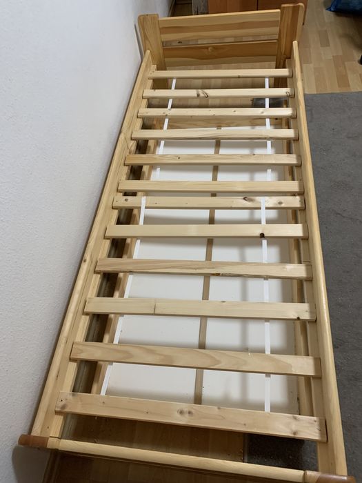 Drewniane sosnowe łóżko z szufladą na pościel i materacem