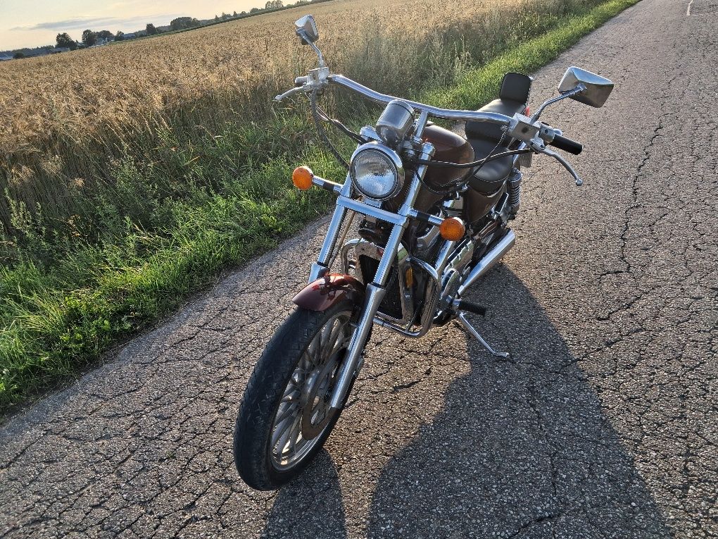 Suzuki Intruder vs700