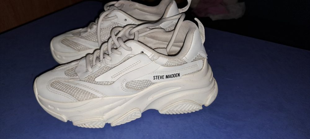 Продам женские кроссовки