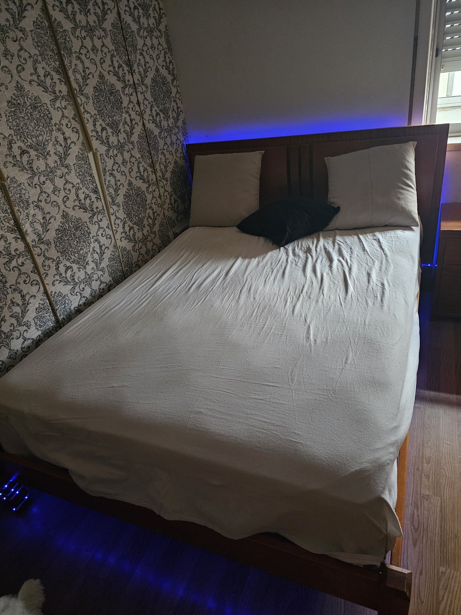 Cama de casal + colchão + mesa de cabeceira