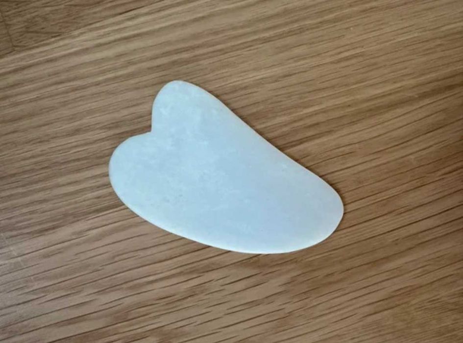 Naturalny kamień do masażu twarzy gua sha