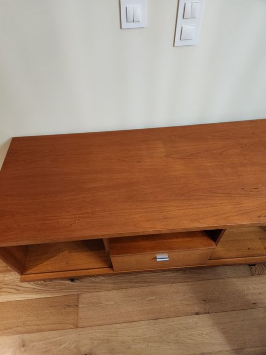 Móvel castanho televisão