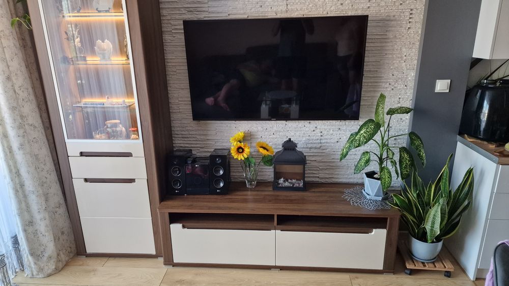 Meble do salonu rtv oraz witryna/ slupek podświetlana