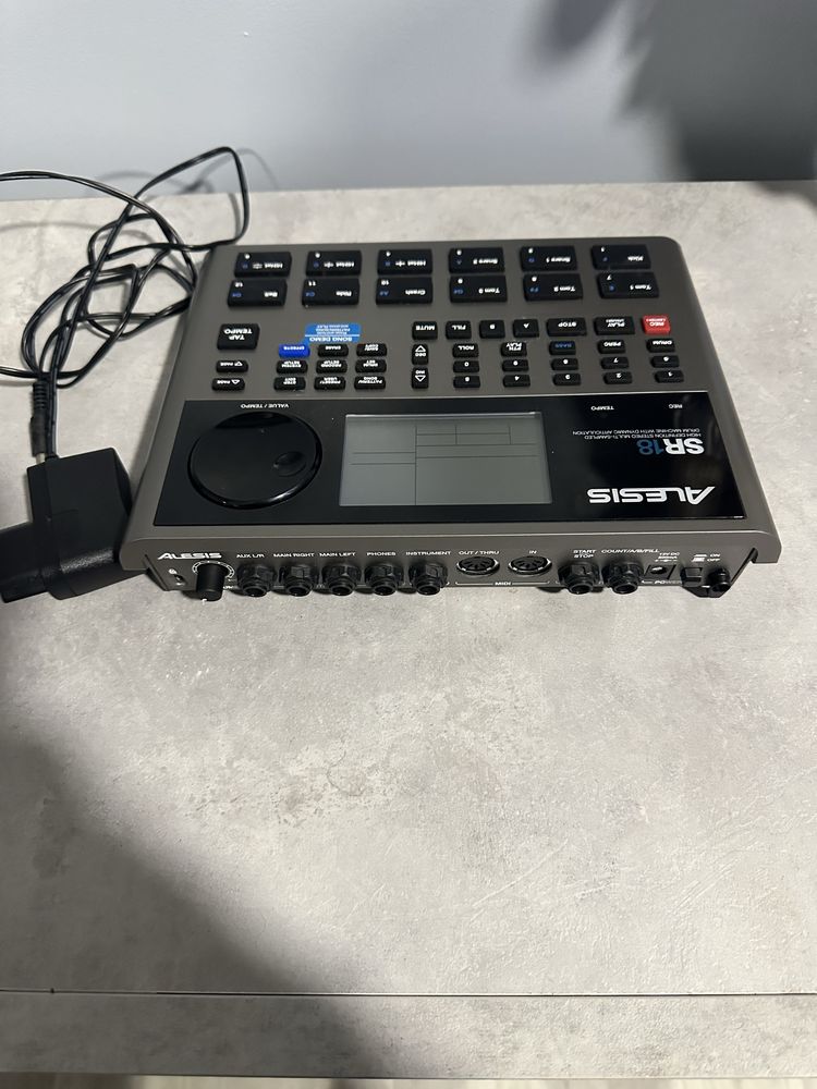 Caixa de ritmos Alesis Sr18