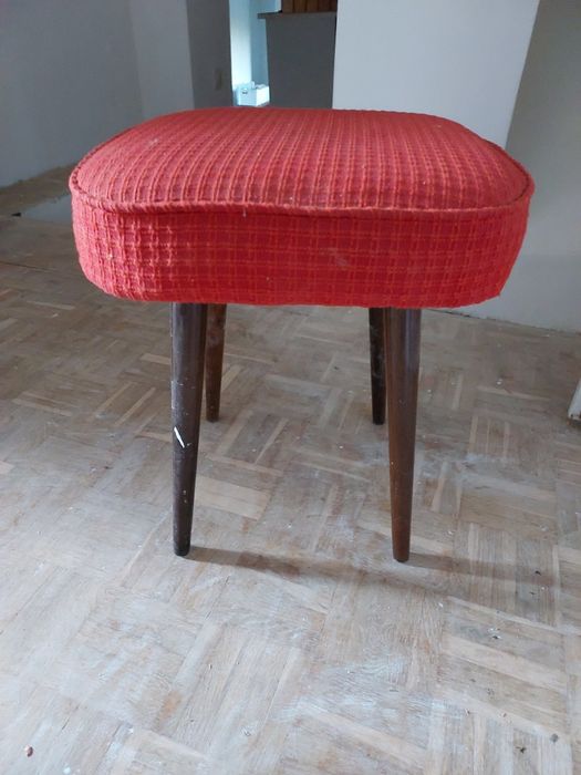 Taboret patyczak stołek podnóżek prl vintage obity poducha patyczak