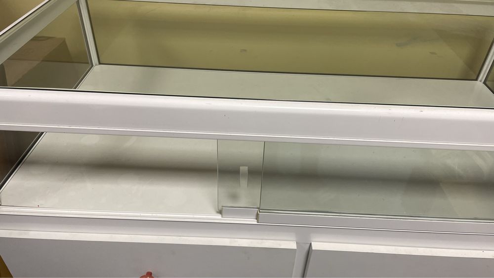 Balcões em aluminio com vidros com arrumação atrás