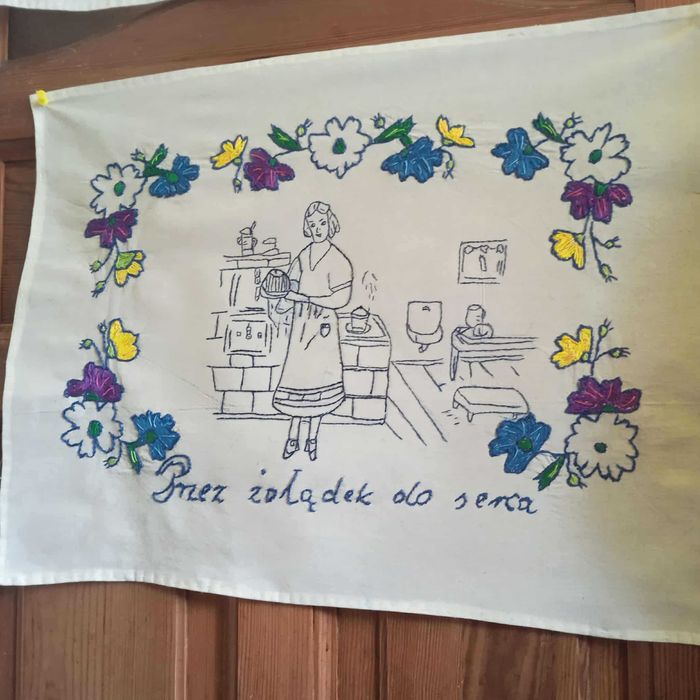 Makatka ścienna ręcznie haftowana nowa.Przez żołądek do serca.