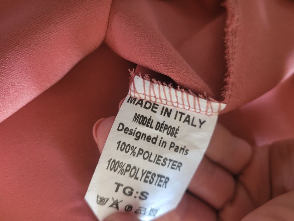 Długa włoska błyszcząca koszula z kołnierzykiem oversize