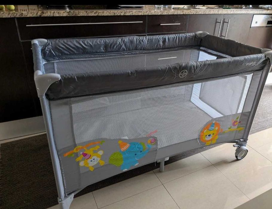 Cama de viagem como nova