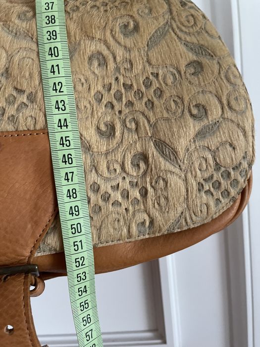 Mala em pele e com relevo em pelo