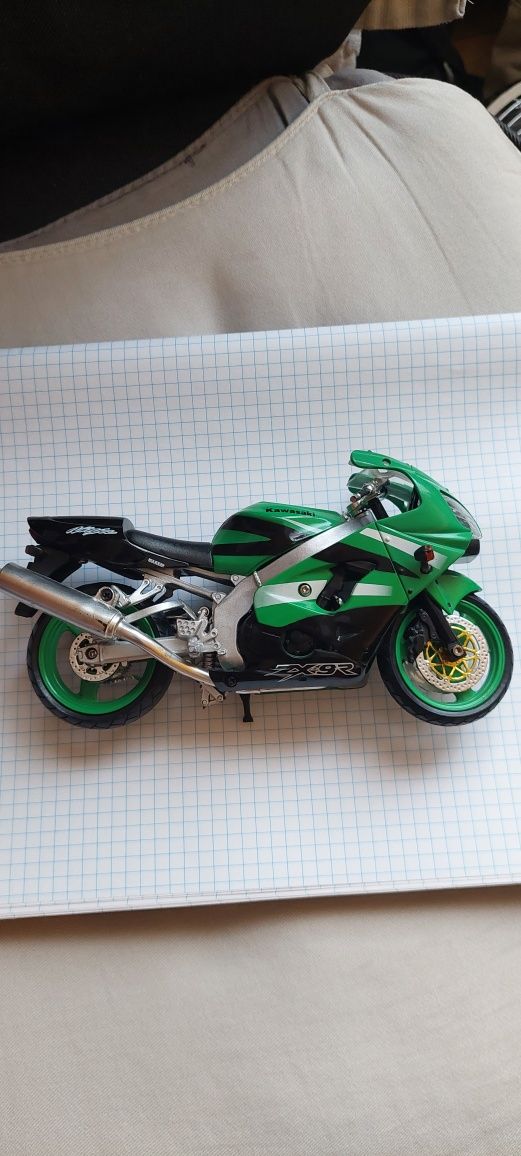 Model kolekcjonerski Kawasaki ZX-9R