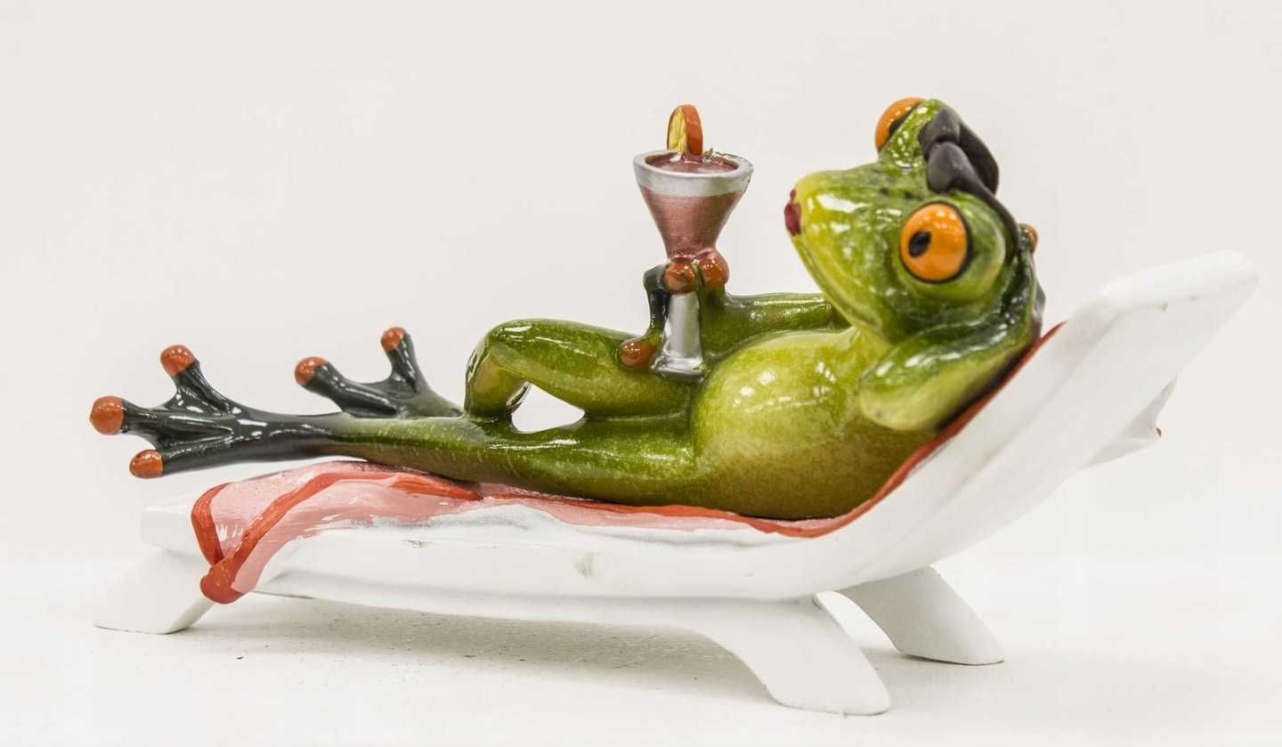 Figurka żaba z drinkiem na leżaku