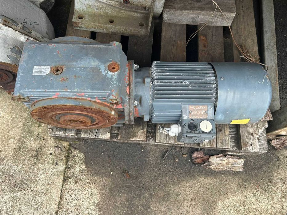 Dwubiegowy motoreduktor 0,5/0,9 kW 705/1450 r/min na 22/46 r/m