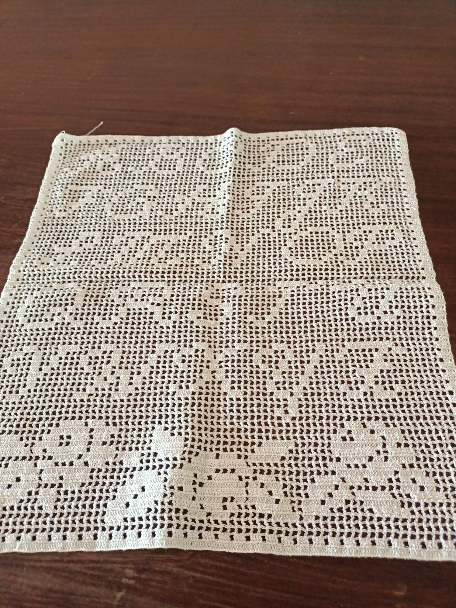 Abecedário em crochê e um paninhos, também em crochê.