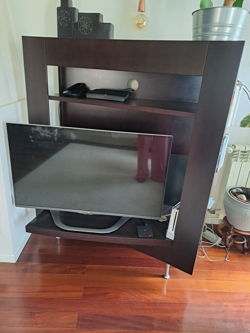 Movel TV com pernas em inox