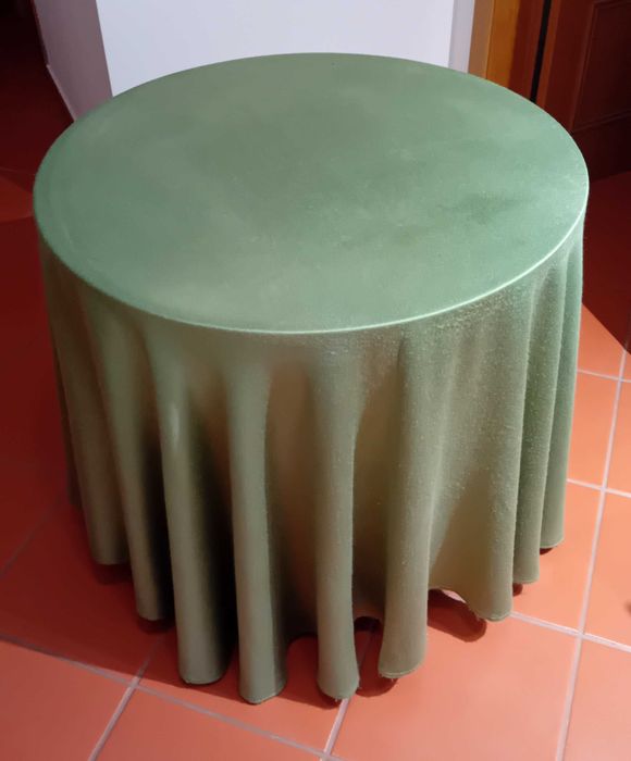 Mesa redonda com braseira elétrica