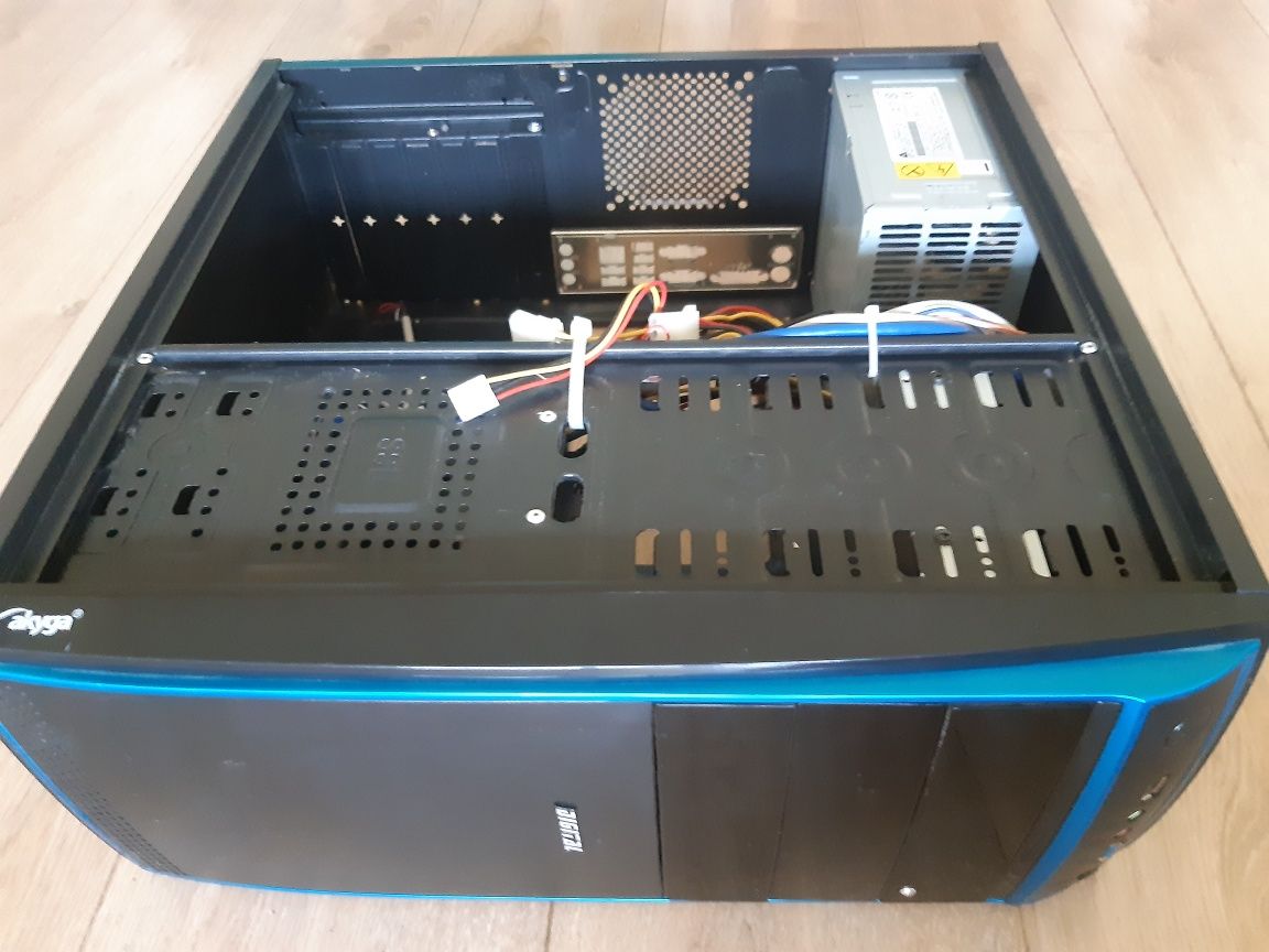 obudowa komputera stacjonarnego z zasilaczem atx