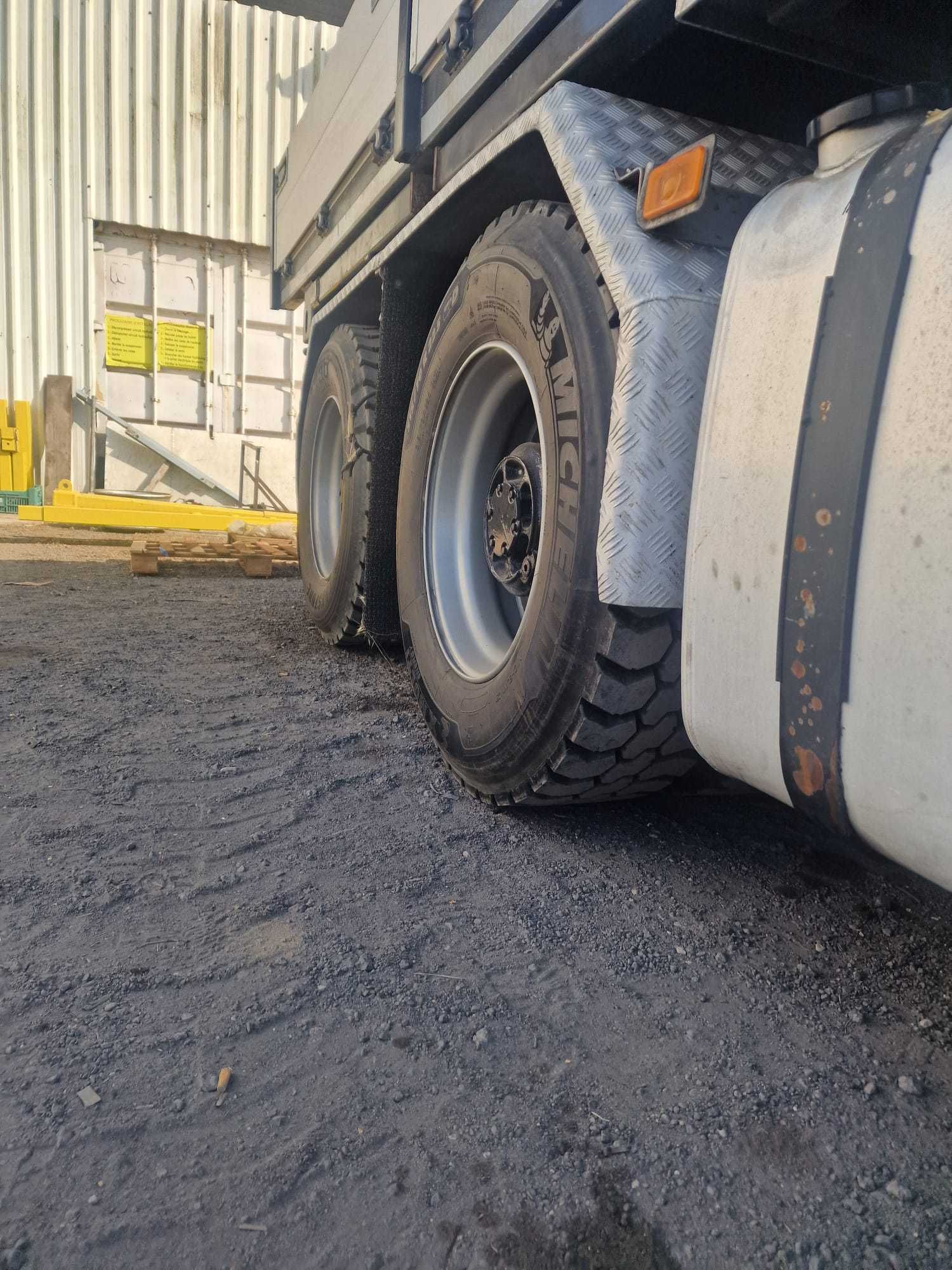 Camiao VOLVO com Grua